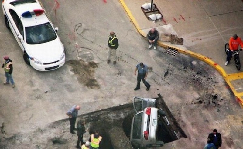 Na ovoj slici nije teško pogoditi tko je od okupljenih vlasnik automobila.