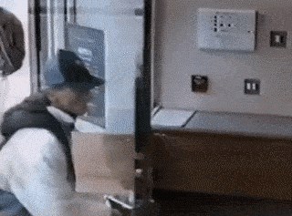 Razbojnik htio opljačkati banku pa doživio totalni šok, "spasila" ga bakica koja je ušla u banku