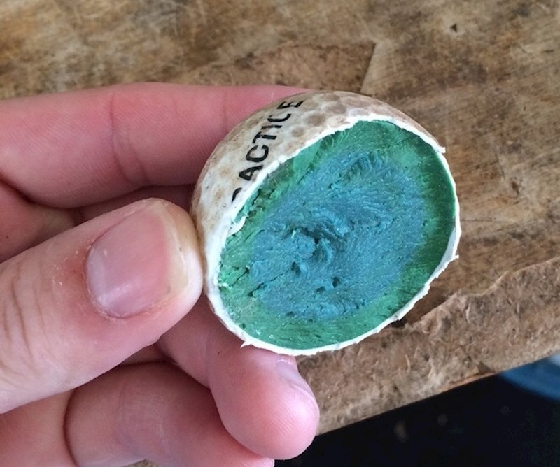 Evo što ćete vidjeti ako uspijete golf lopticu prerezati na pola...