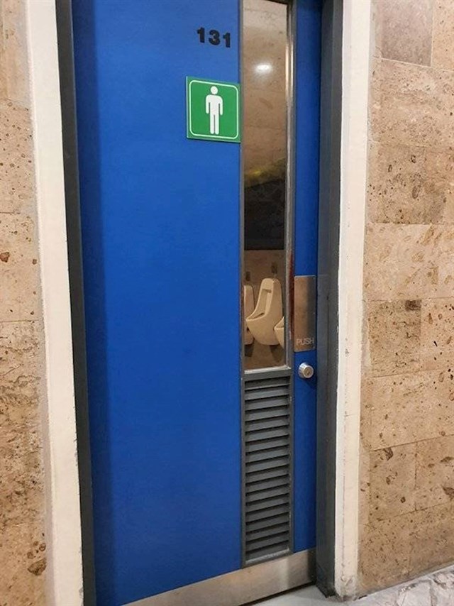 Vrata muškog WC-a nisu baš najbolje isplanirana...