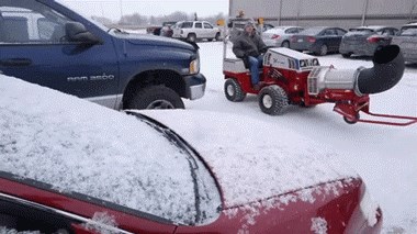 Živcira vas snijeg i čišćenje automobila? Znamo da biste htjeli imati ovakog radnika na parkiralištu