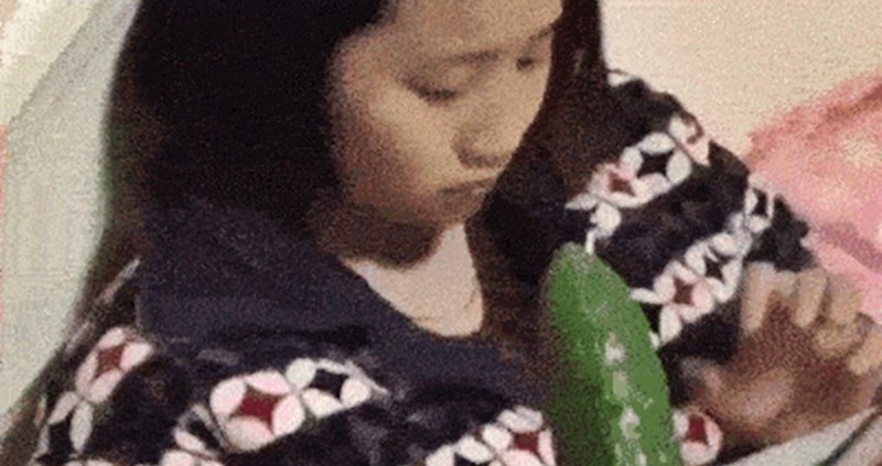 Dao joj je da zagrize krastavac, od straha je skočila iz kreveta kad je vidjela što je unutra