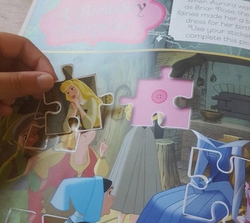 Dijete nije znalo sastaviti puzzle, a ni mama nije bila uspješnija...