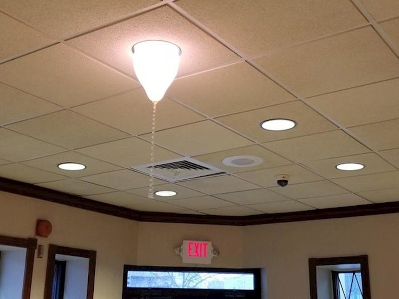 Je li ovo luster koji se pali povlačenjem užeta? Ne, ovo je balon koji je malo "zapeo".