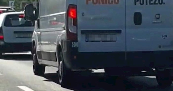 Tvrtka je na svoje vozilo napisala moto koji nasmijava druge vozače