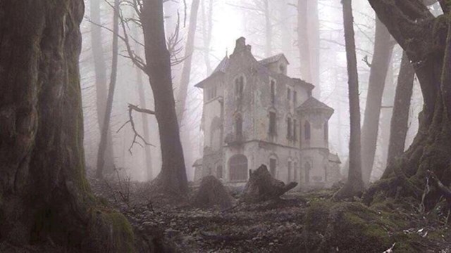 "iz rusije sam, danas sam u šumi našao napuštenu kuću koja izgleda kao da je iz nekog horora."