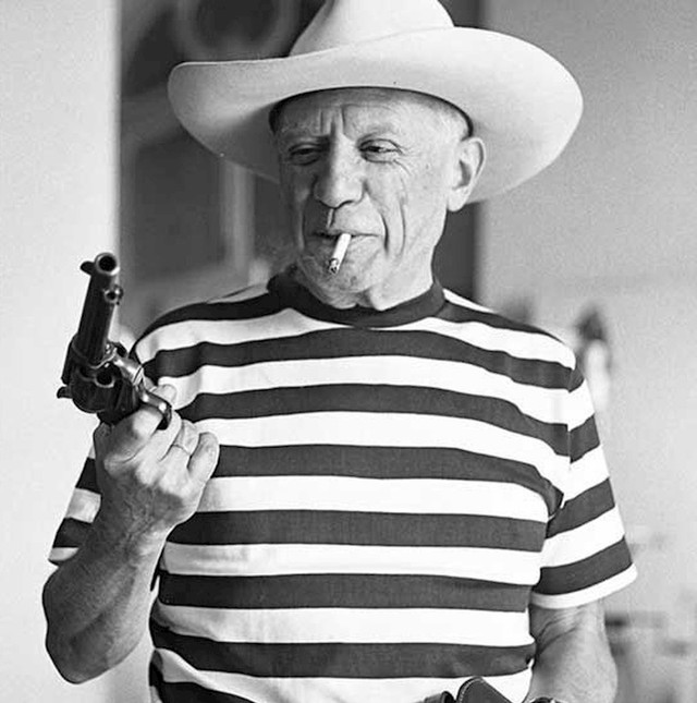 Pablo Picasso je uvijek nosio revolver sa sobom. Unutra su bili lažni meci. Koristio ga je svaki put kad ga je netko pitao za značenje njegovih slika. Uzeo bi revolver i okrenuo ga prema toj osobi.