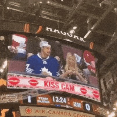 Djevojku je krenuo zaprositi pred cijelom dvoranom, a onda joj je otkrio pravu istinu