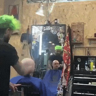 Od frizera je tražio da mu obrije glavu, na kraju je u ogledalu vidio nešto što ga je nasmijalo