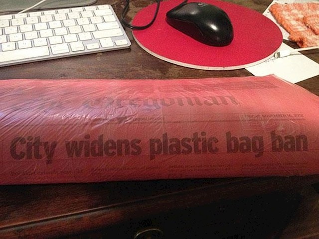 U plastičnoj vrećici su novine s člankom o zabrani plastičnih vrećica.