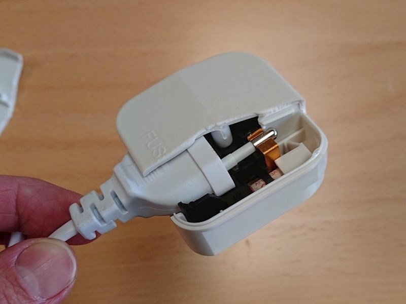 Britanac je rastavio strujni adapter i saznao kako su europski priključak pretvorili u britanski.