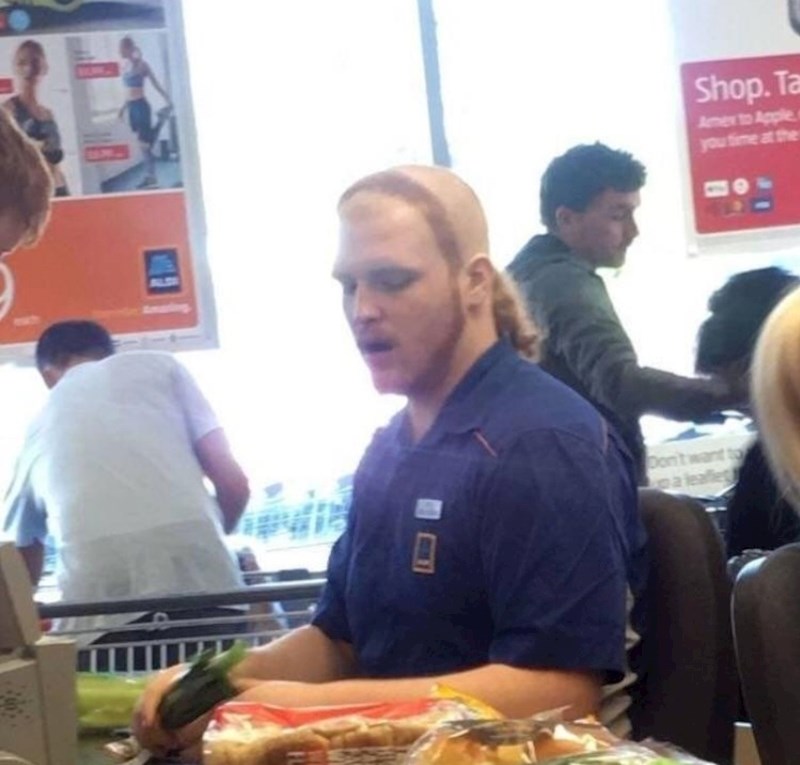 Još jedan blagajnik sa čudnom frizurom.