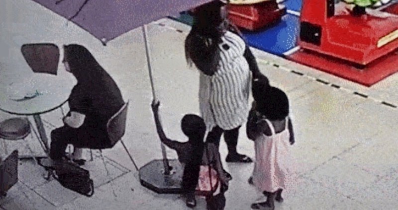 Mama je stajala kraj djece i glumila da telefonira, kamera je otkrila što je zapravo planirala