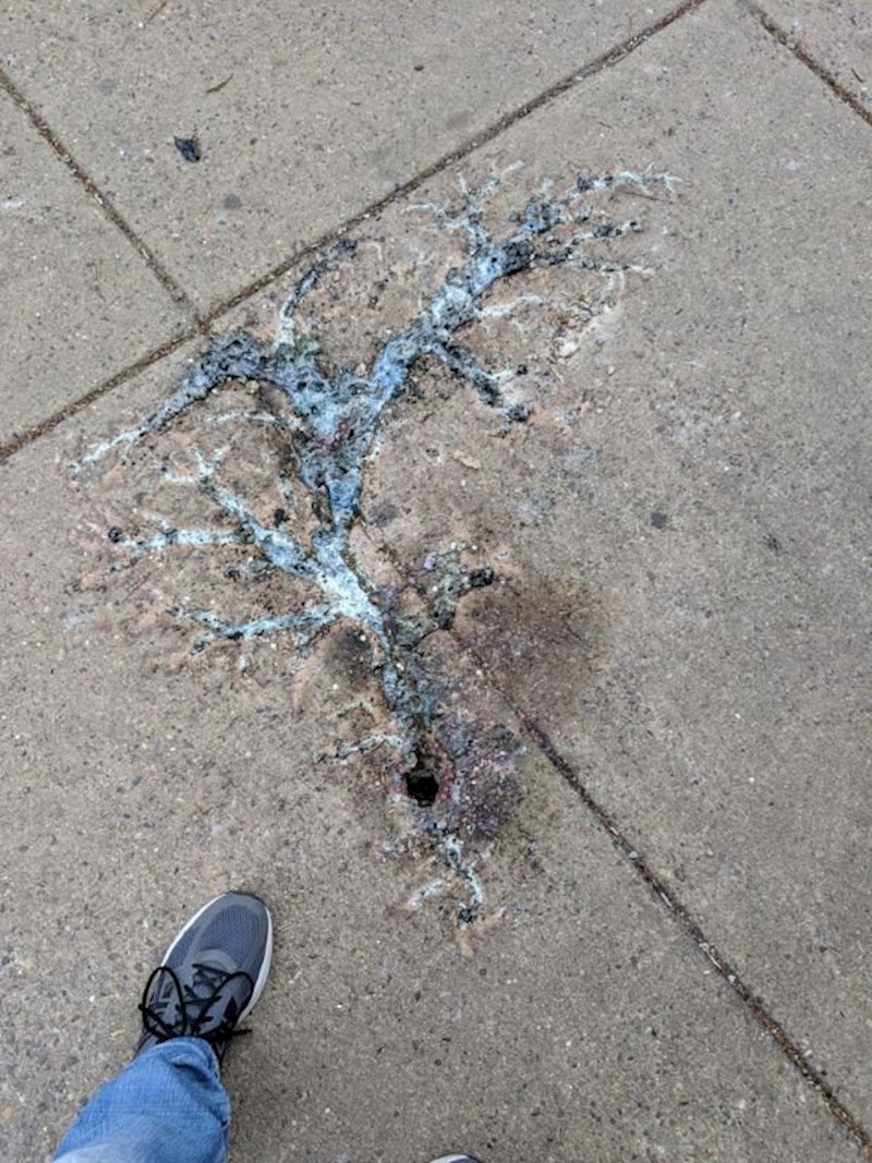 Munja je pogodila pješačku stazu i napravila ovo...