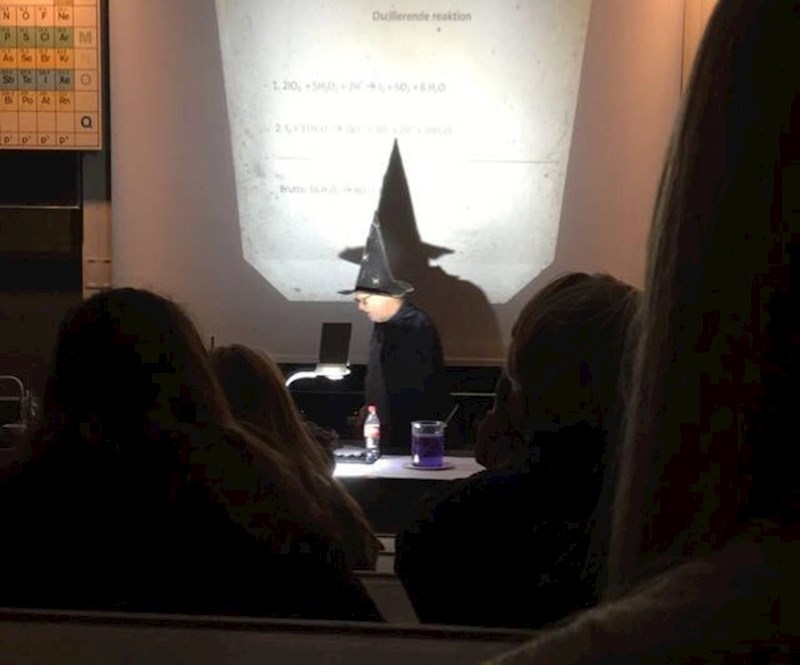 "Naš profesor se obuče u čarobnjaka svaki put kad izvodi nekakav kemijski pokus."