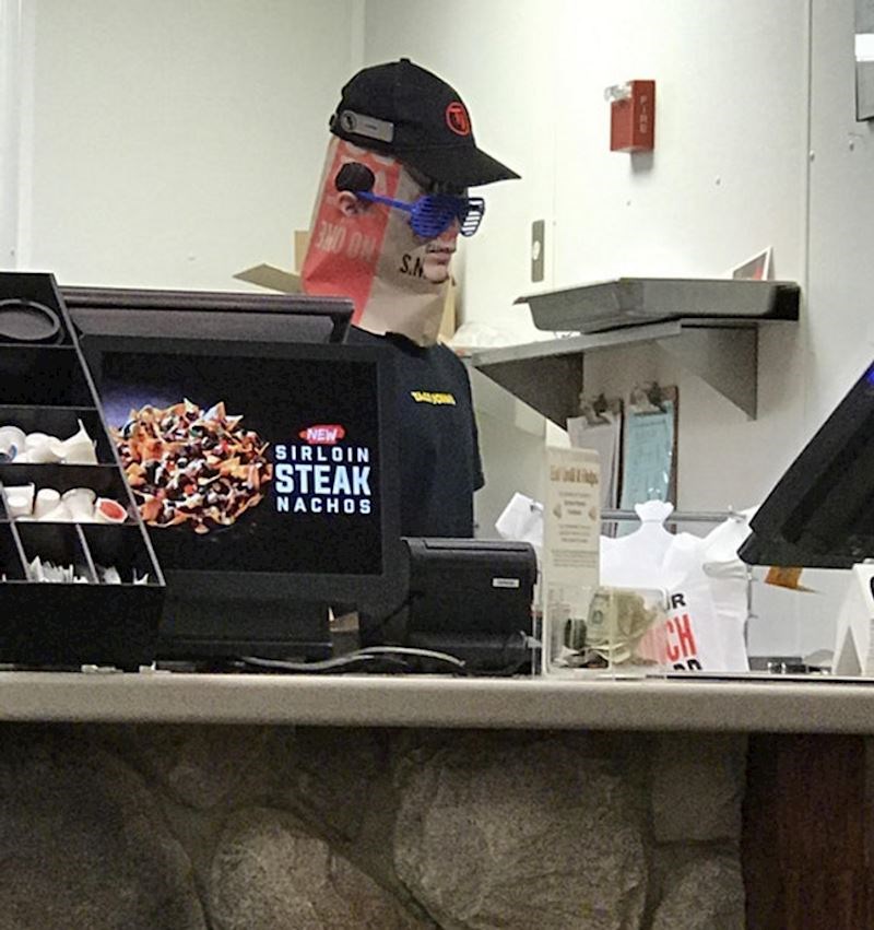 "Pogledajte kako je izgledao lik koji radi na blagajni u jednom lokalnom restoranu."