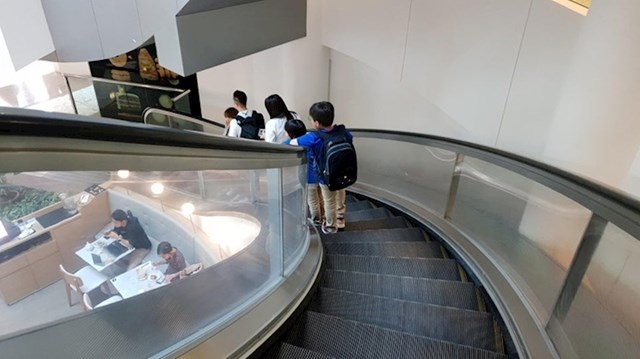 Spiralne pokretne stepenice postoje, evo što je netko slikao u jednom shopping centru.