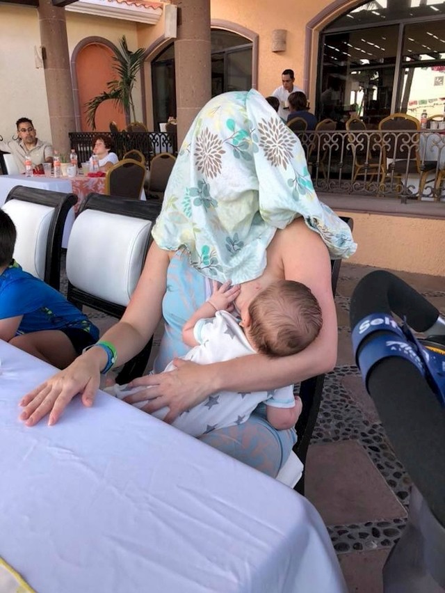 Mlada mama je dojila dijete na terasi restorana. Netko od gostiju joj je rekao da se pokrije (dojku), evo što je učinila.