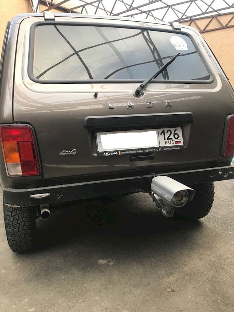 Ovaj lik je iza htio imati kameru...