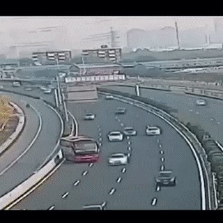 SAMO U KINI Vozač promašio izlaz pa bezbrižno okrenuo autobus nasred autoceste