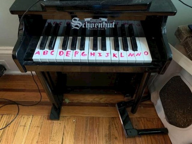 "Naše dijete je učilo slova na skupom mini-klaviru."