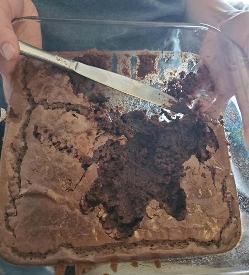 "Moj sinčić je utrčao u kuću kako bi išao na WC, no prije toga je sebi šakom zgrabio malo kolača. Doslovno se vidi otisak njegove ruke."