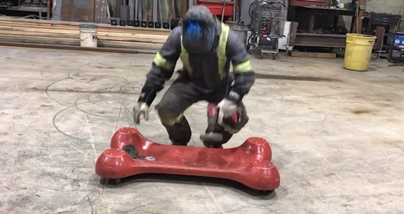 VIDEO Zavarivač je ostao sam u radionici, pogledajte kako se zabavljao