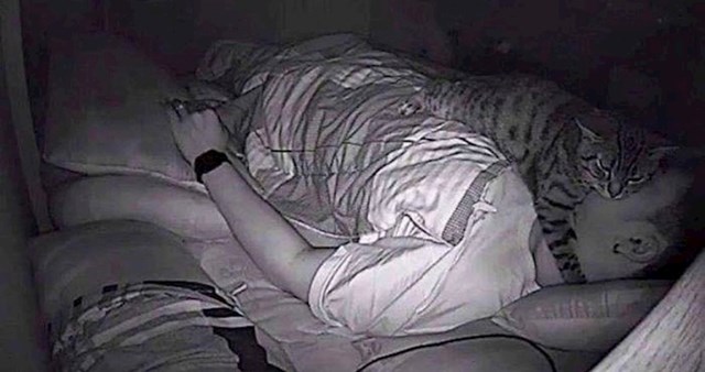 Lik je imao problema s disanjem u krevetu. Postavio je noćnu kameru kako bi pokušao shvatiti što se događa dok spava, a onda je ugledao ovo...