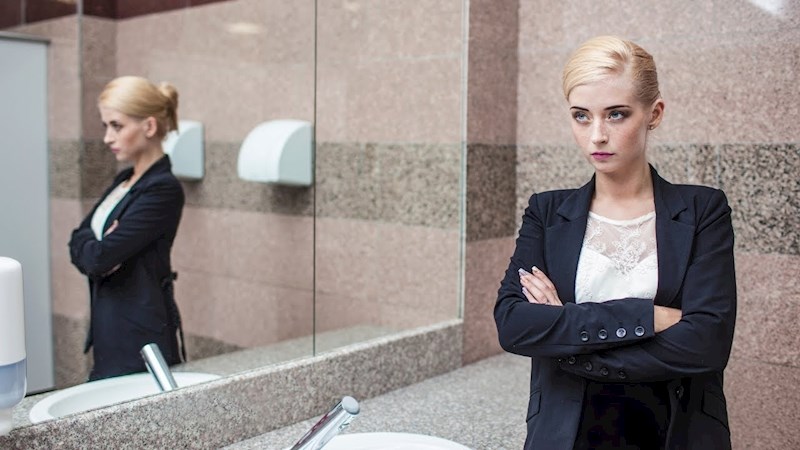 Bizaran slučaj iz Amerike: Šef ide mirisati WC svojih radnika?!