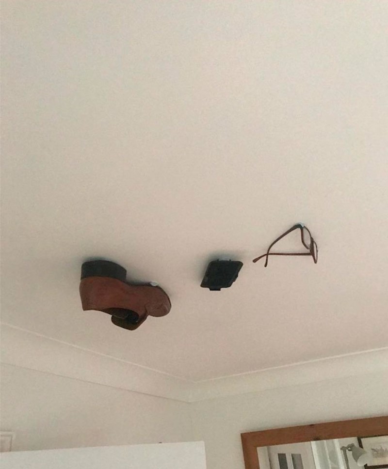 "3. dan lijepljenja tatinih stvari na strop. Danas je na redu cipela."