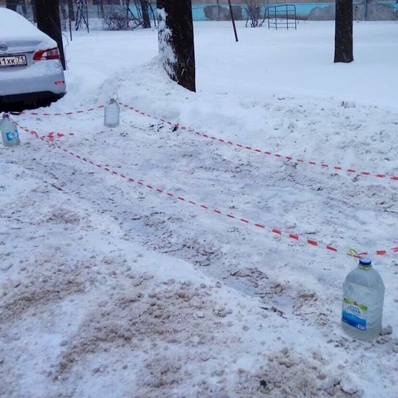 Susjed je sebi rezervirao mjesto za parkiranje.