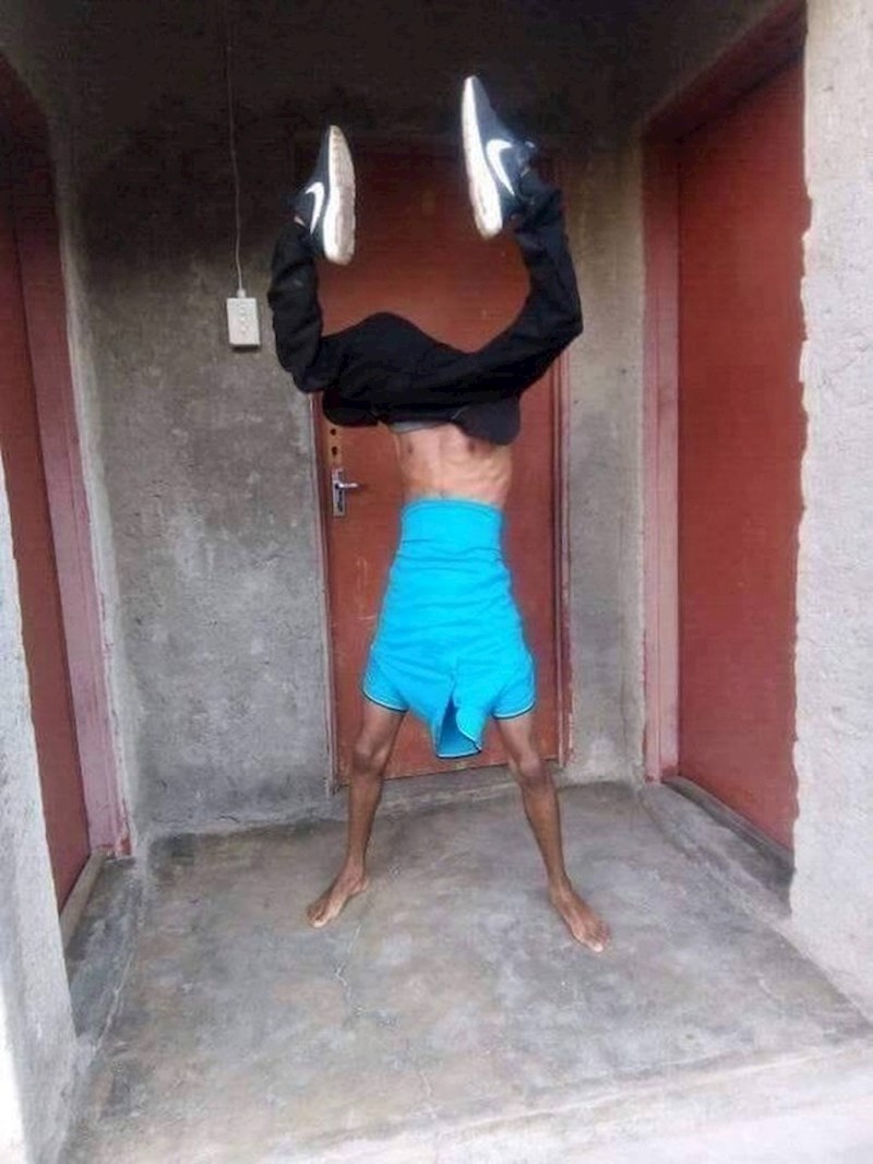 Ne, ne stoji na rukama. Pogledajte malo bolje.