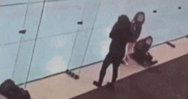 Ova djevojka stvarno nije imala sreće, za sve su krivi čistači stakla koji su svoj posao obavili predobro