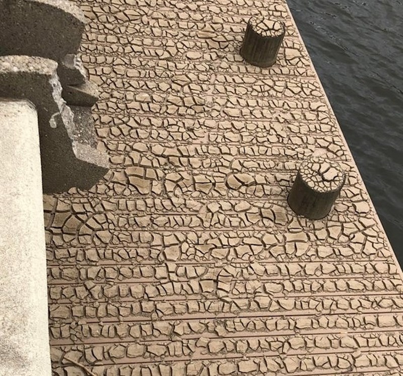 Osušeno blato izgledalo je kao pločice sa zemljanim ukrasom.