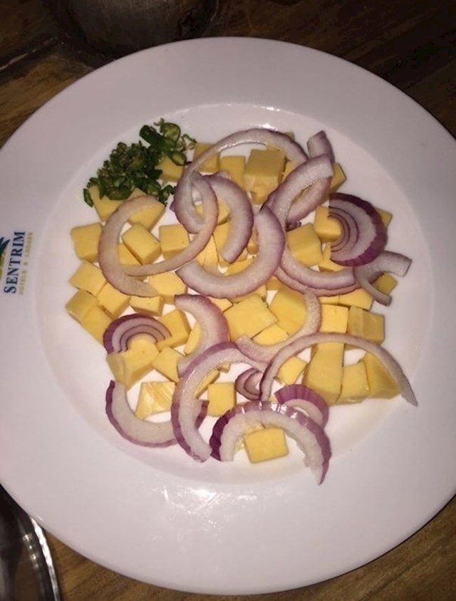 Otišli su u hotelski restoran i naručili kolutiće od luka sa sirom. Evo što su dobili.
