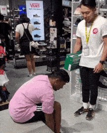 Kupac je isprobavao nove tenisice, prodavač je na trenutak pomislio da je riječ o kradljivcu