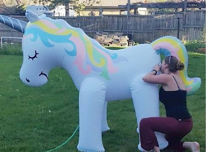 Jednorog na napuhavanje imao je rupicu za zrak na najgorem mogućem mjestu...