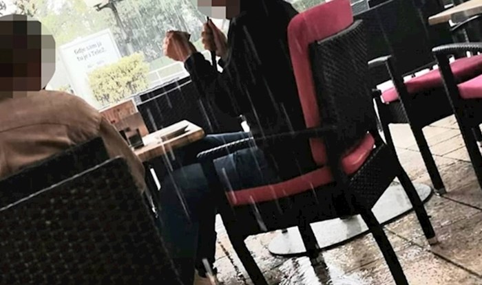 Dalmatincima ni kiša ne može pokvariti dan, pogledajte kako u Trogiru uživaju na kavi