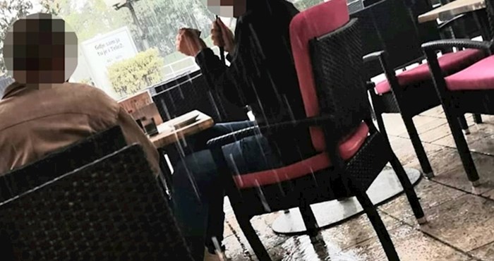Dalmatincima ni kiša ne može pokvariti dan, pogledajte kako u Trogiru uživaju na kavi