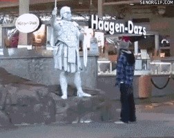 GIF Uplašio se tako da je pao na stražnjicu!