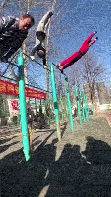 GIF Kada vidite što ovi likovi izvode, zavrtjet će vam se u glavi