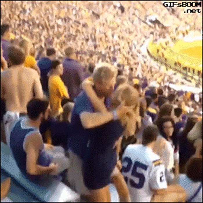 GIF Evo što se dogodi kada se pokušate ljubiti usred utakmice 