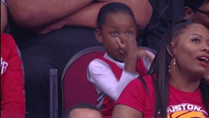 GIF Preslatka djevojčica nije mogla sakriti oduševljenje kada je čula omiljenu pjesmu 