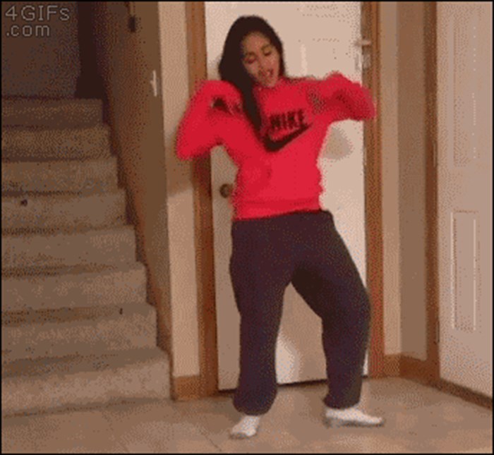 GIF Ova je djevojka naučila da ne treba plesati kraj vrata