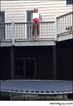 GIF Htjela se zabaviti skakanjem, no to nije dobro prošlo