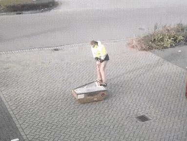 GIF Čovjek je otvorio kutiju iz koje je izašlo nešto nevjerojatno