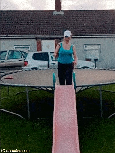 GIF Skočila je s trampolina na tobogan i napravila glupost godine