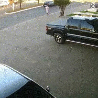 GIF Šetao je ulicom i zamalo izgubio život