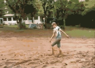 GIF Htjela je sigurno doći na čistinu, no čudovište iz blata imalo je drugi plan