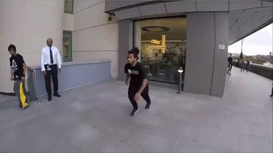 GIF Baš kada pomislite da je pao, shvatit ćete da je lik ninja
